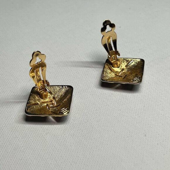 VINTAGE Black Enamel Gold-tone Square Clip On Earrings - Picture 6 of 7